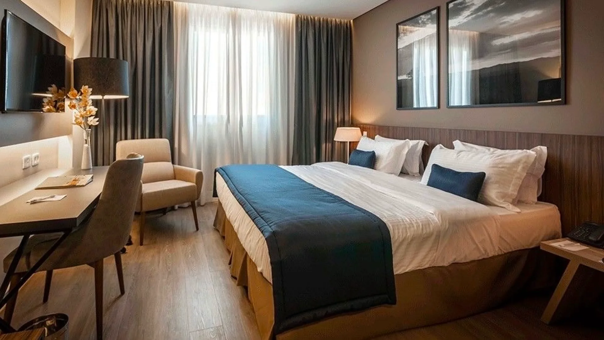 Modernes Hotelzimmer mit aufeinander abgestimmten Möbeln und Textilien