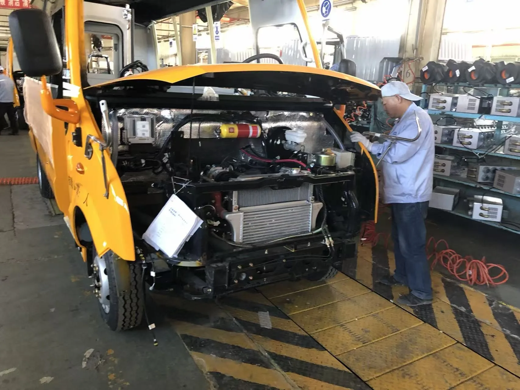 Складальна лінія автомобільного заводу в Китаї