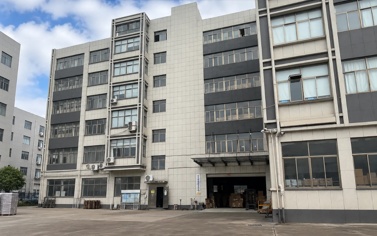 Багатоповерхова будівля фабрики з відкритим входом на першому поверсі