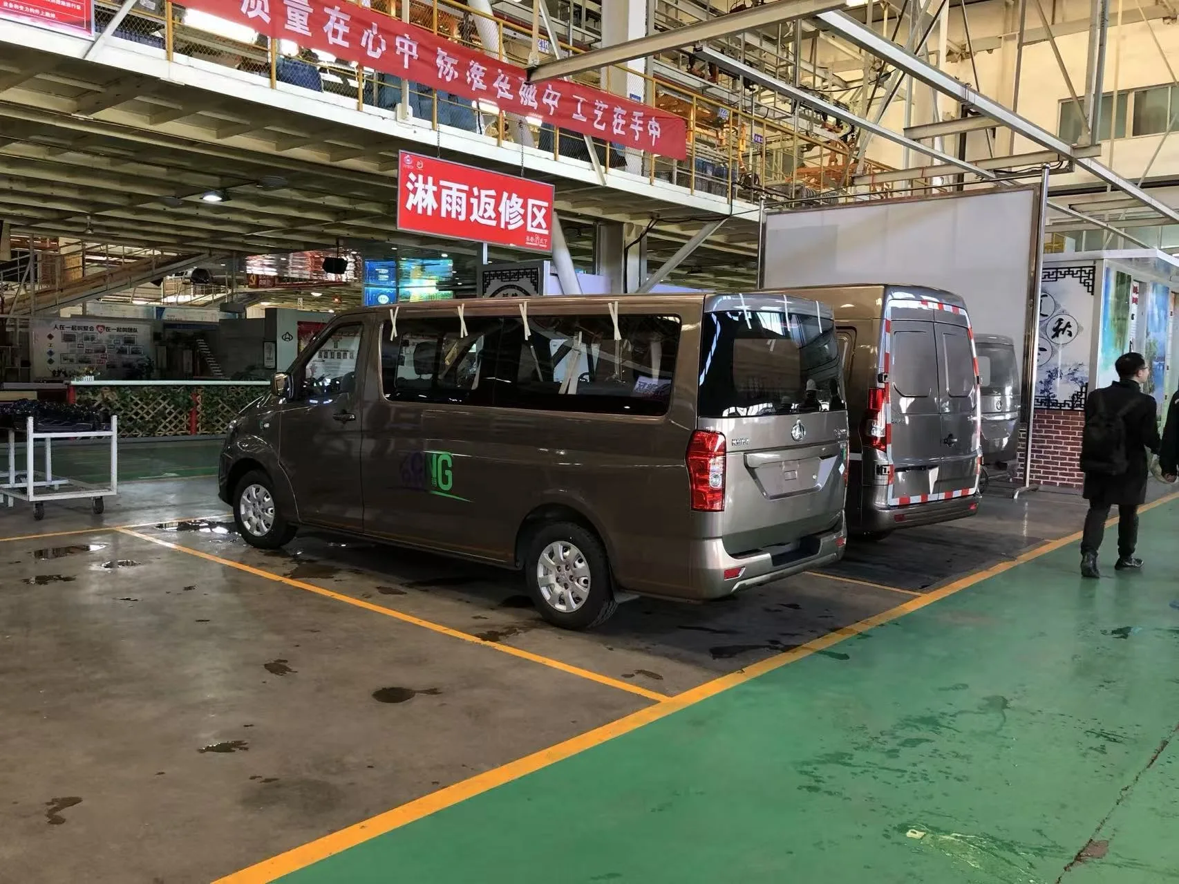 Nacharbeitsbereich nach der Dichtheitsprüfung der Karosserie in einem Automobilwerk in China